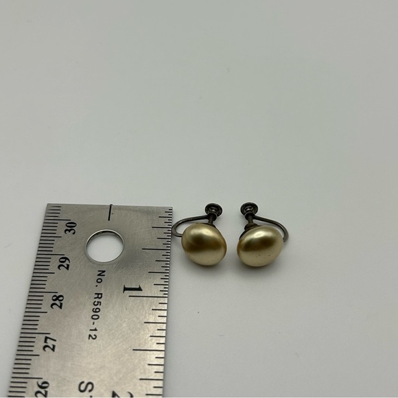 Vintage Gold Tone Round Flat Faux Pearl Screwback Stud Earrings Silver Tone - Picture 5 of 7